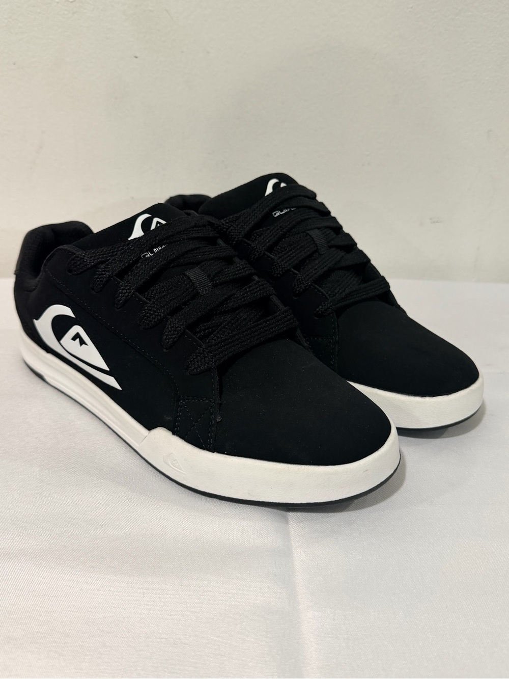 Quicksilver Black and White Low-Top Skate Sneakers size USA 7.5
